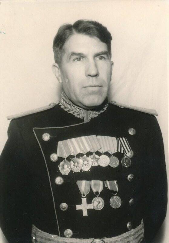 fotografiya_portret_poyasnoy_general-leytenant_dosik_aleksandr_mihaylovich_v_mundire_s_nagradami-23-14141260
